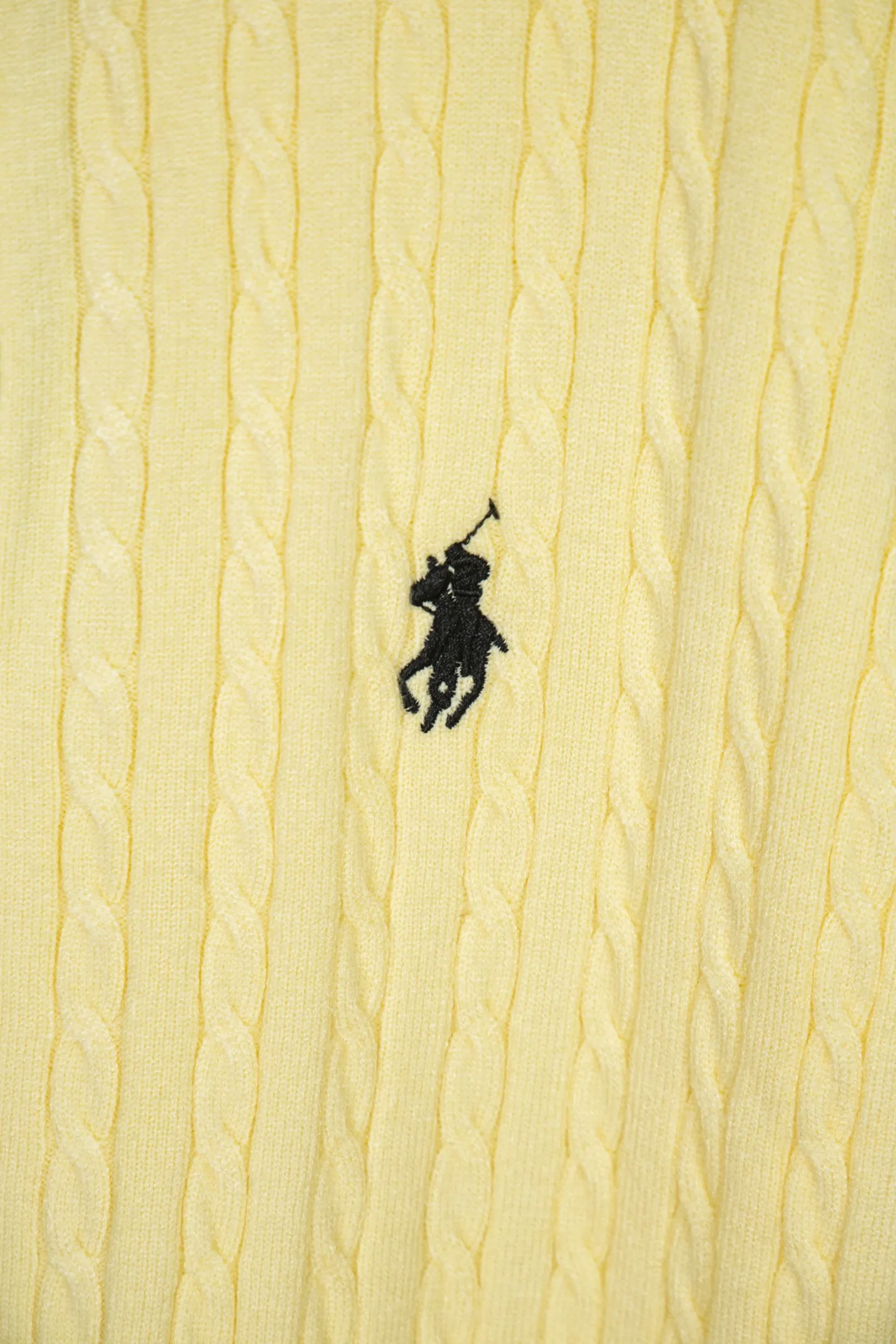 P190 Ralph Lauren Classic Round Neck Solid Color Pony Embroidered Logo Knitted Cardigan Long Sleeve Ralph Lauren Classic Basic Versatile Twist Knitted Cardigan Long Sleeve Main supply platform live broadcast Wholesale entity Replenish when out of stock Not removed from the shelves Quality 1:1 patterning Complete three standards Correct version of pony logo Imported quality cotton yarn Focus on high-end Cost-effective Good quality Needless to say Zhao Lusi's same style is really amazing, so sweet I'm so beautiful. This cardigan is really good-looking. It's simple and easy to wear. It's a must-have for goddess ootd. Good-looking clothes are never picky. A must-have in the wardrobe of goddesses. Size: S-XL. Color: black, apricot, gray, navy, red, white.